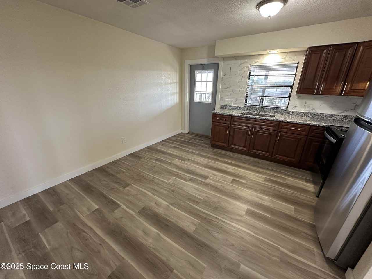 565 Jackson Ave - Photo 4 of 15