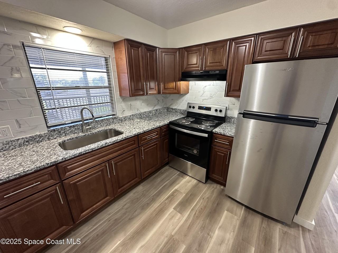 565 Jackson Ave - Photo 5 of 15