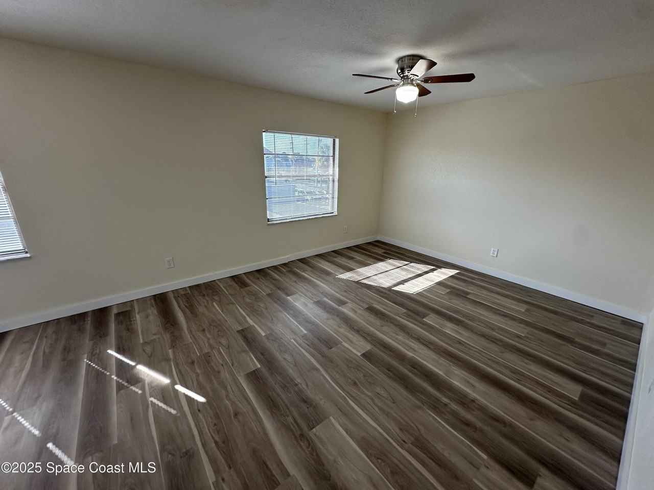 565 Jackson Ave - Photo 6 of 15