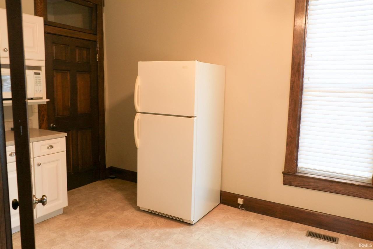 207 E 4th St - Photo 4 of 21