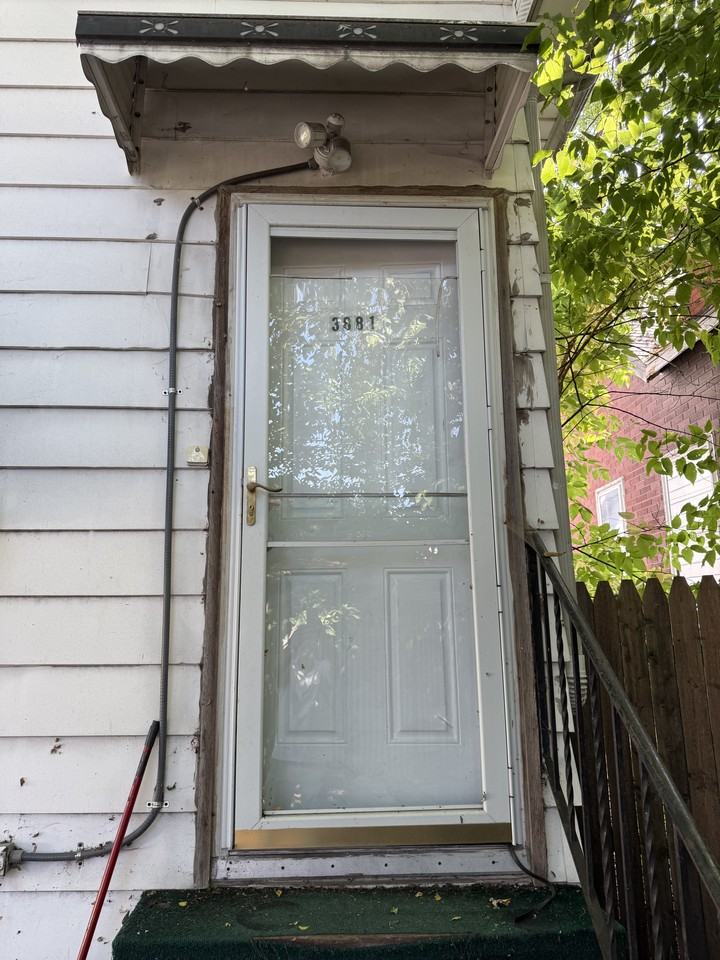 3881 Holbrook Avenue - Photo 4 of 15