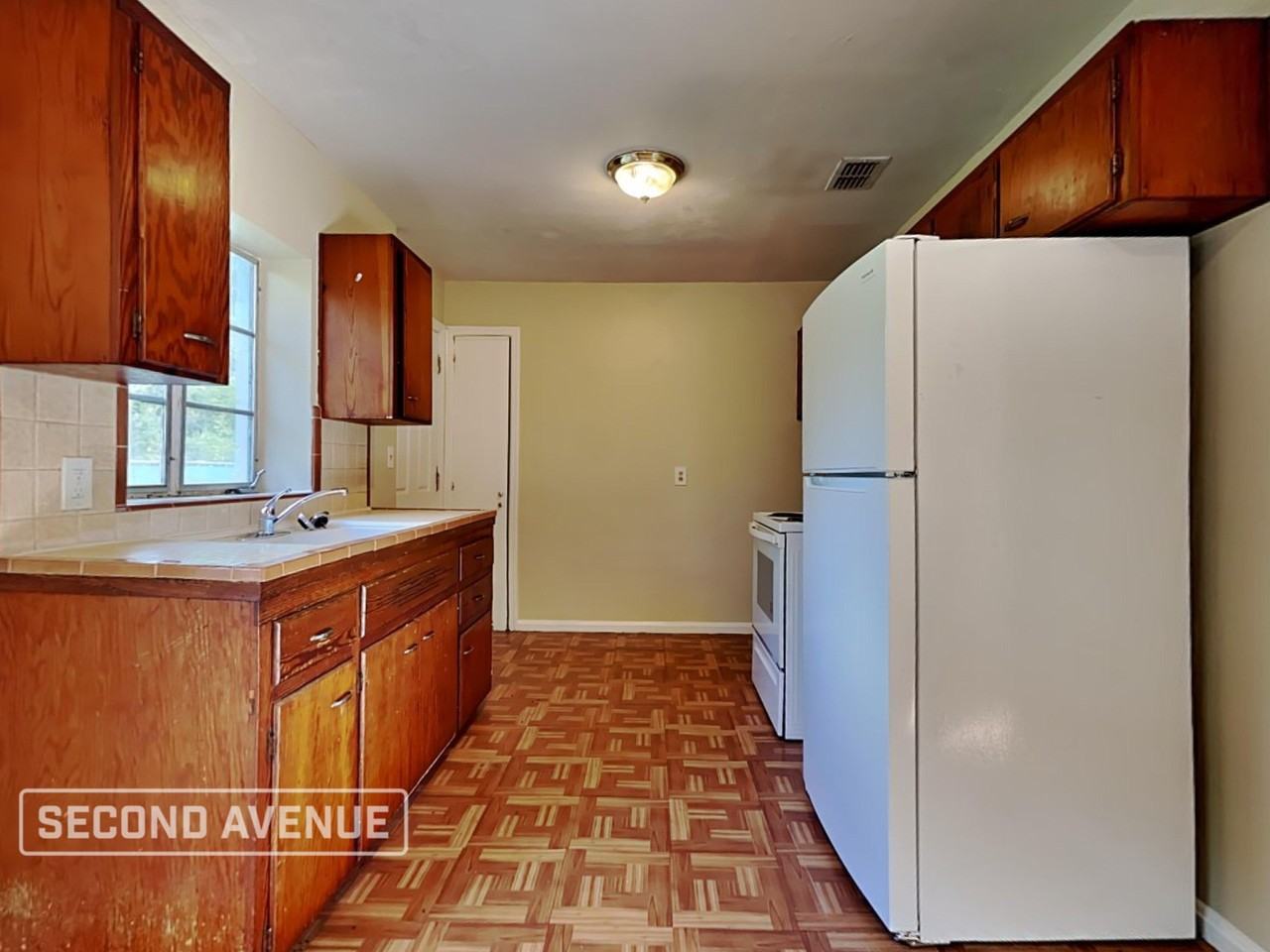 1975 Rugby Rd - Photo 5 of 18