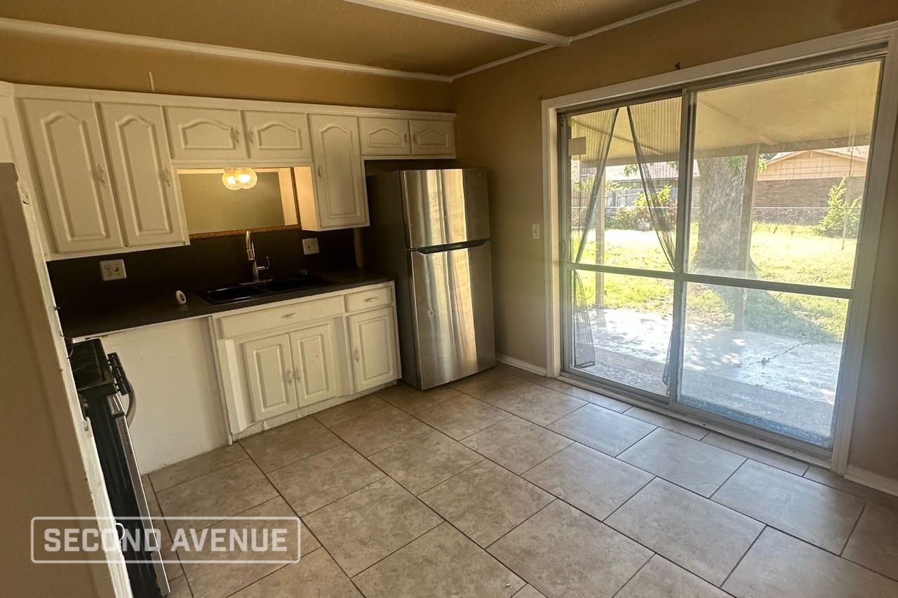 10913 N Mckinley Ave - Photo 2 of 15