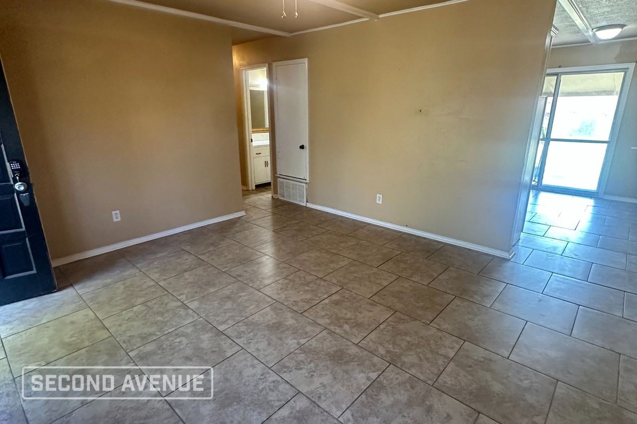 10913 N Mckinley Ave - Photo 3 of 15