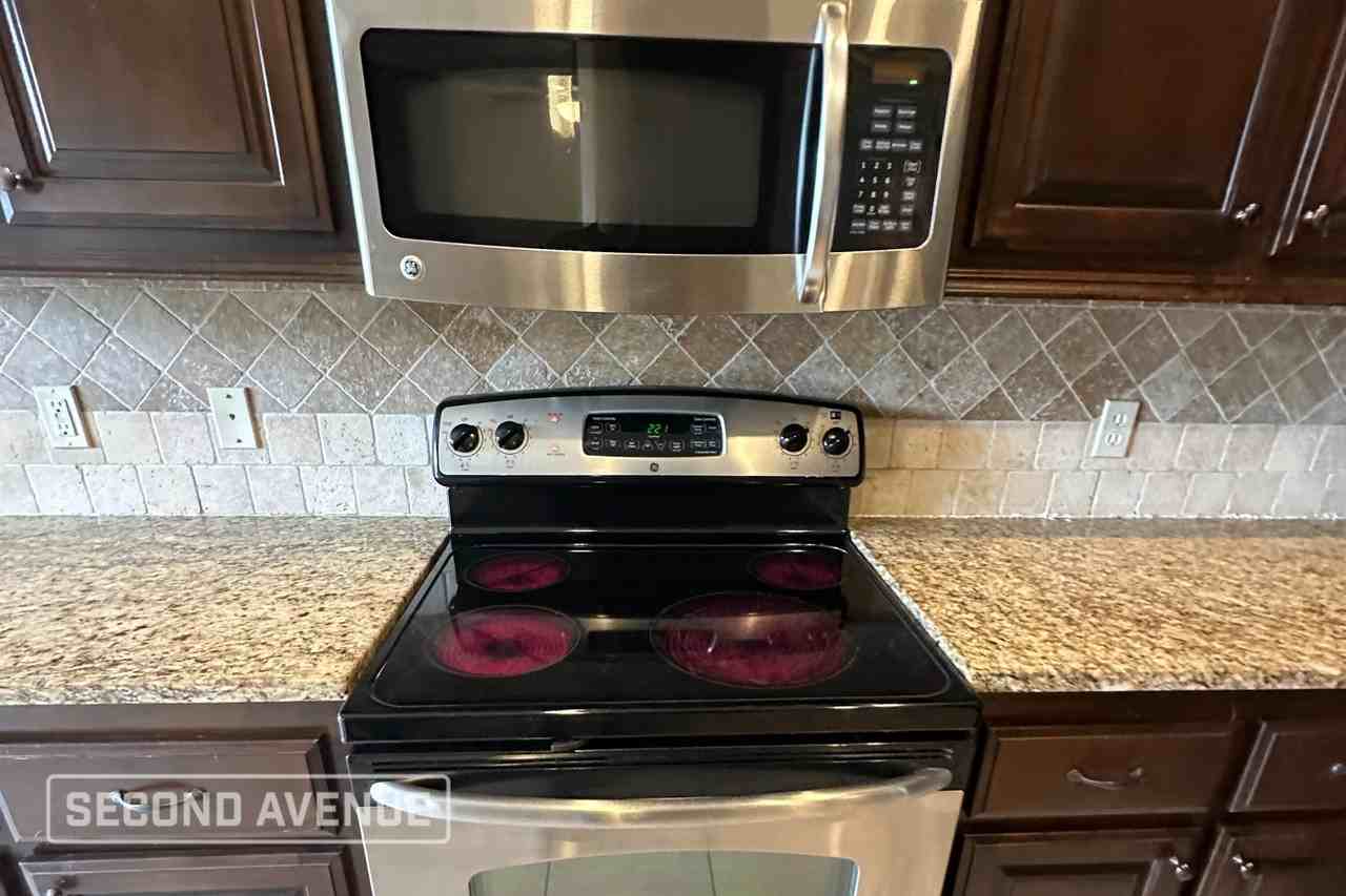 11101 Lake Park Dr - Photo 2 of 10