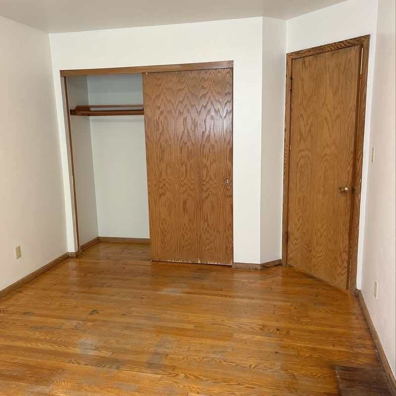 210 N Summit St - Photo 4 of 6