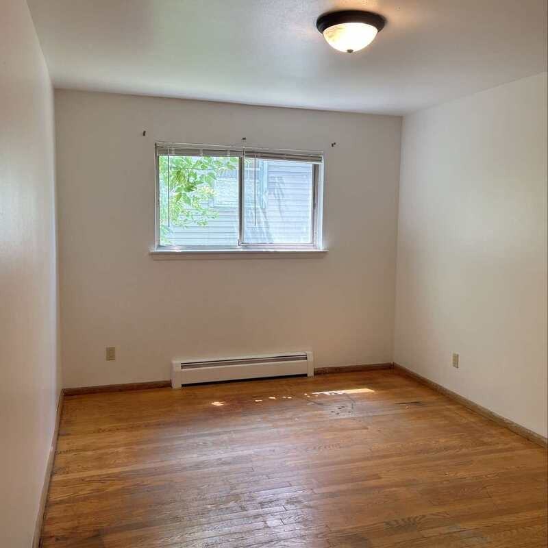 210 N Summit St - Photo 5 of 6