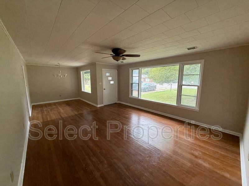 1104 S Gee St - Photo 2 of 13