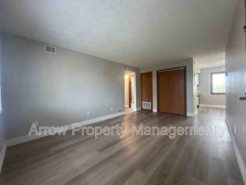2481 E Pkwy #18 - Photo 2 of 8
