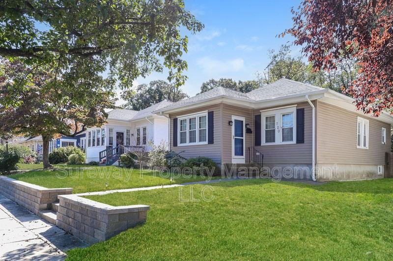 720 Willitts Ave - Photo 2 of 15