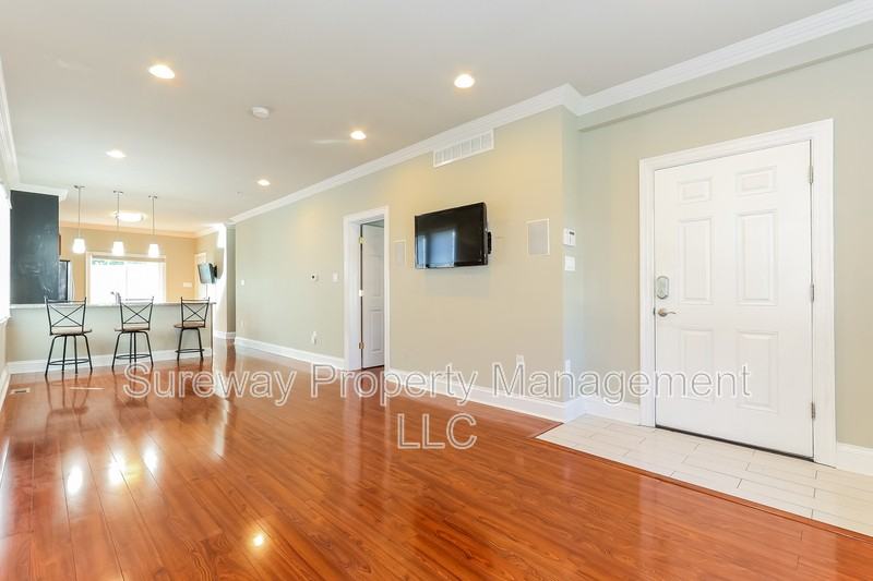 720 Willitts Ave - Photo 3 of 15