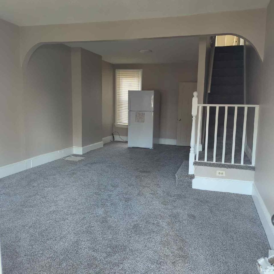 Lancaster - 1704 - Photo 2 of 10