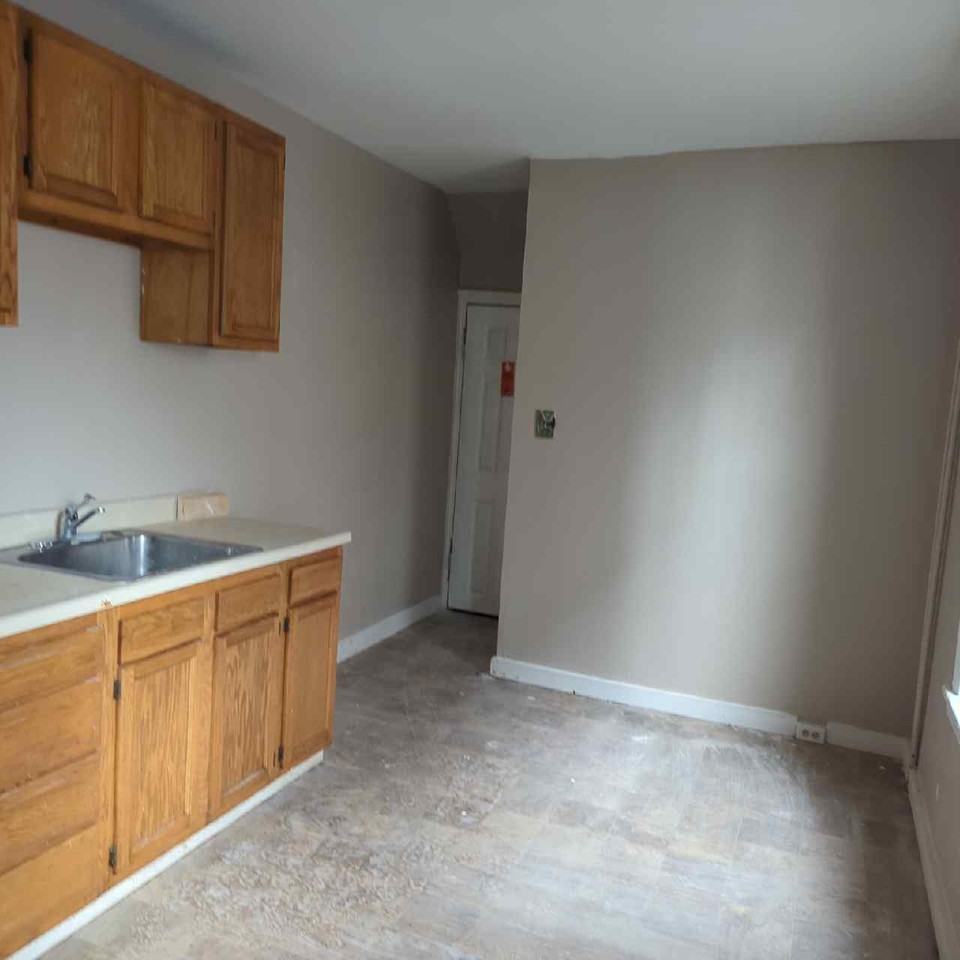 Lancaster - 1704 - Photo 3 of 10