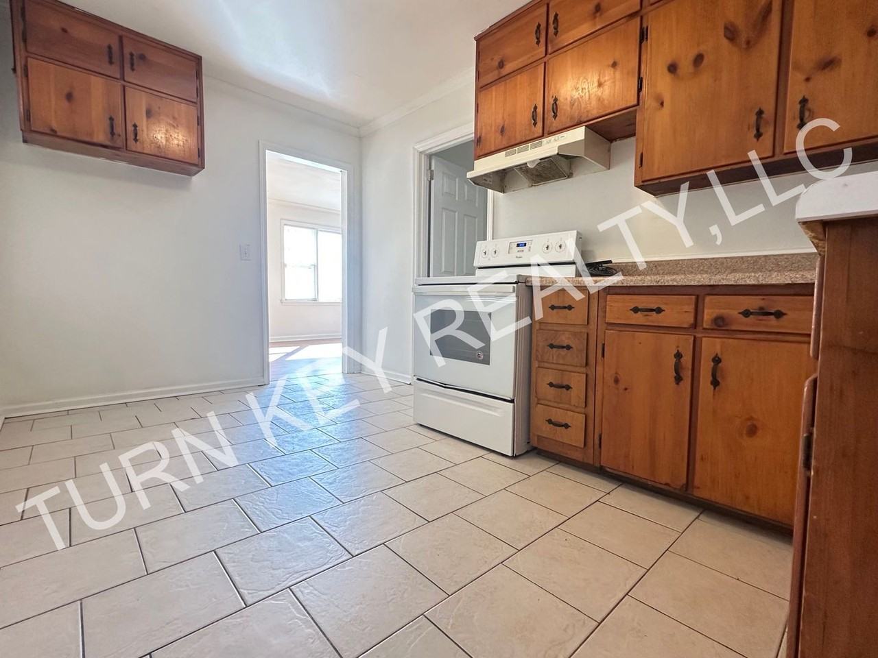 1008 Shelton St - Photo 5 of 12