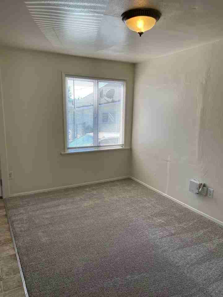 2412 1/2 Everett Ave - Photo 4 of 24