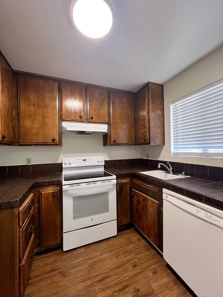 1160/1162 Lisa Court - Photo 5 of 14