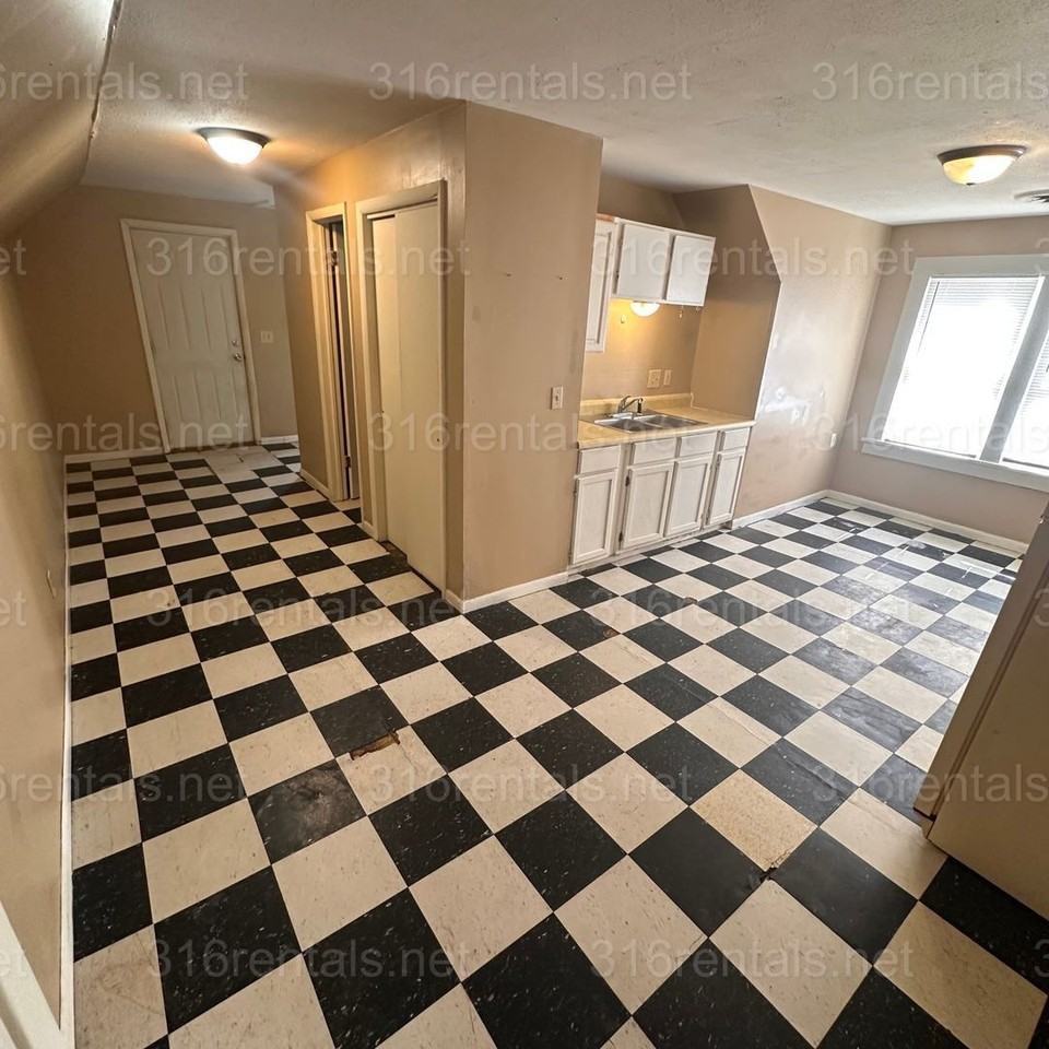 1446 S Water St #C - Photo 3 of 10