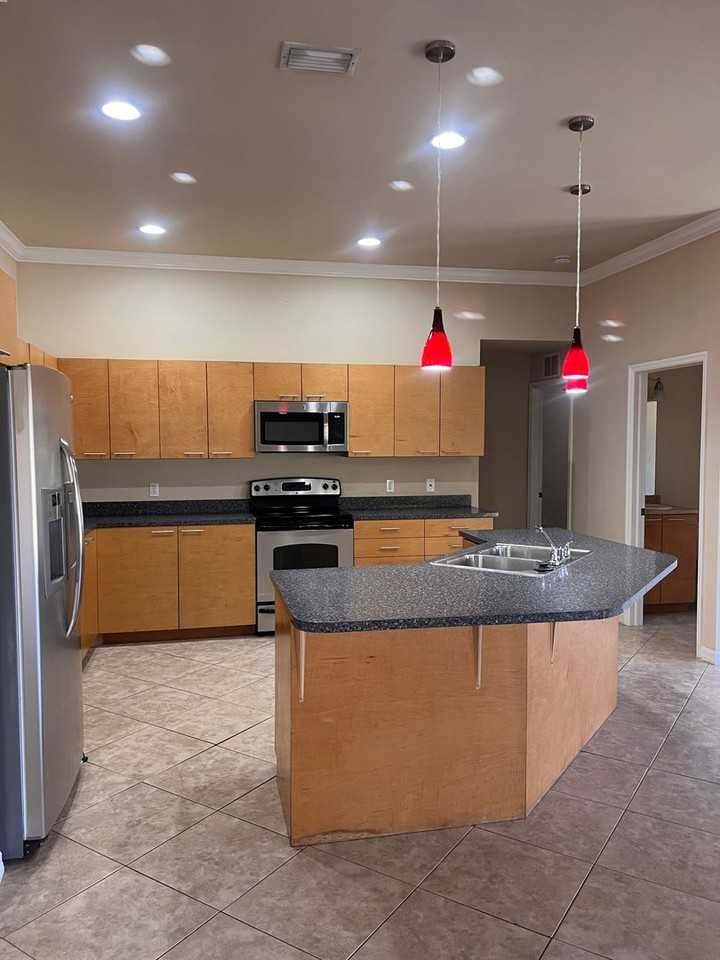 3614 Se Santa Barbara Pl - Photo 2 of 8