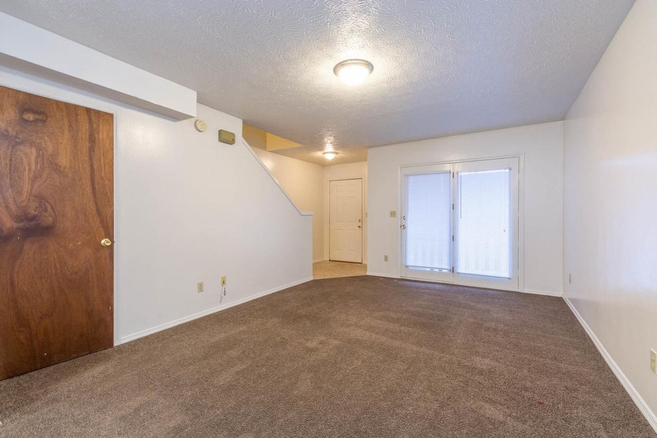 1711 N Lincoln St - Photo 3 of 9