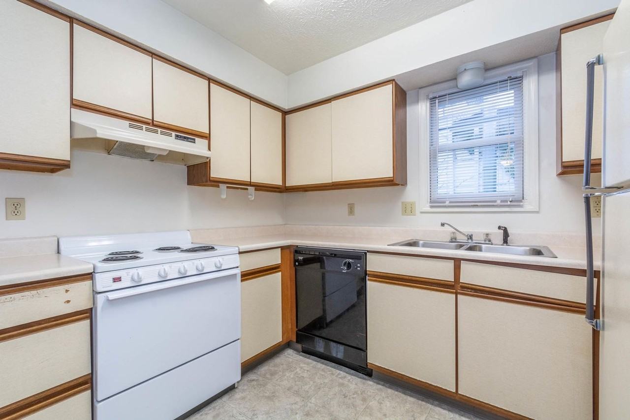 1711 N Lincoln St - Photo 4 of 9