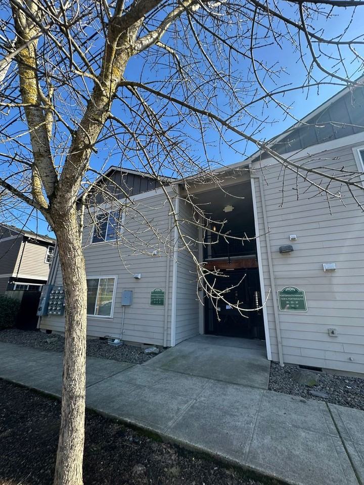 Por01 - Portsmouth Manor - Photo 4 of 34