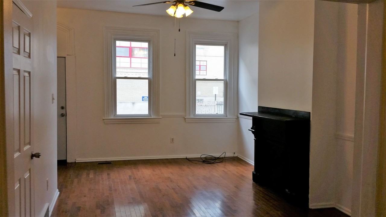 1006 Sarah St - Photo 3 of 20
