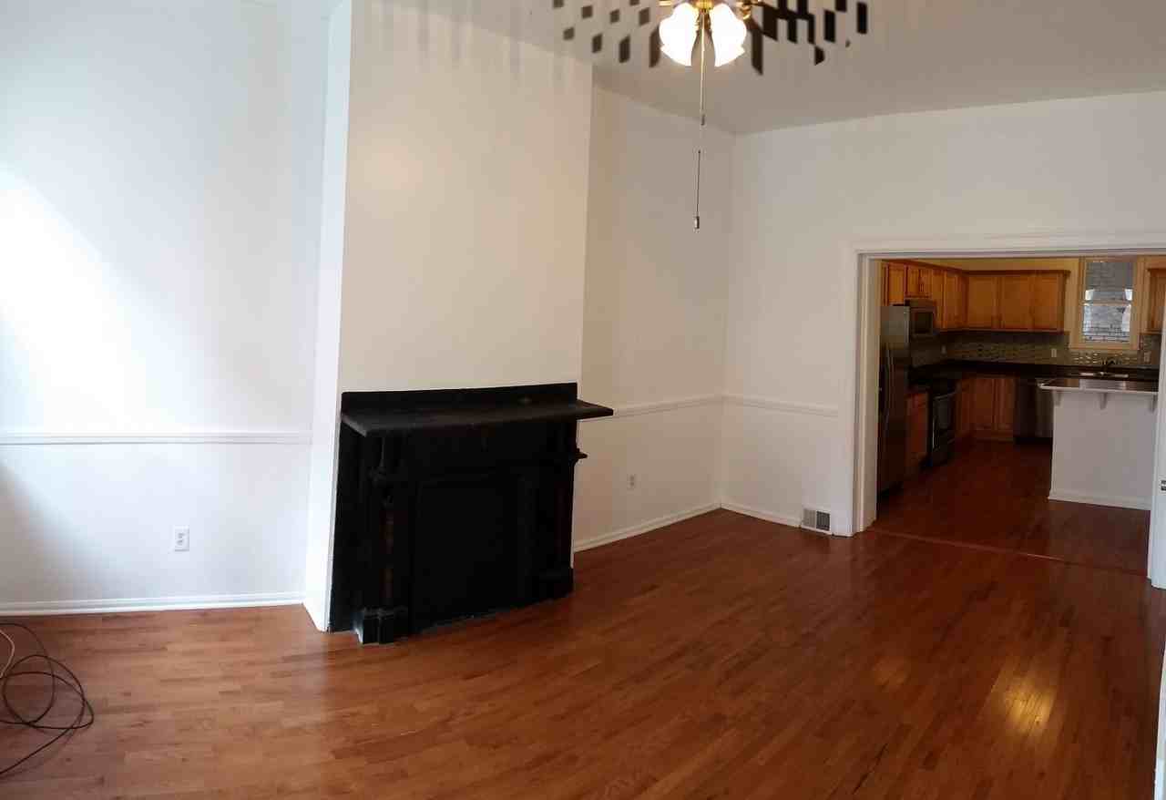 1006 Sarah St - Photo 4 of 20