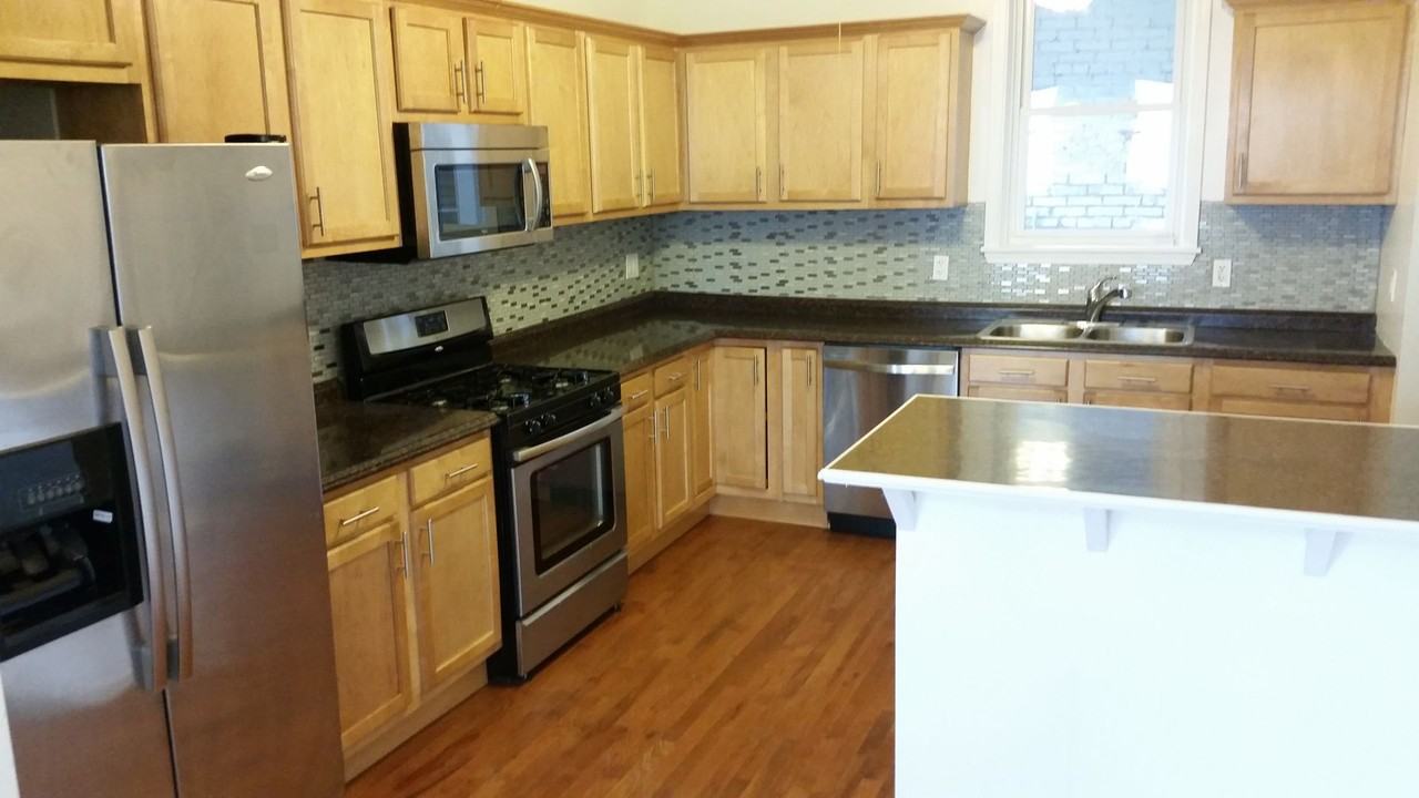 1006 Sarah St - Photo 6 of 20