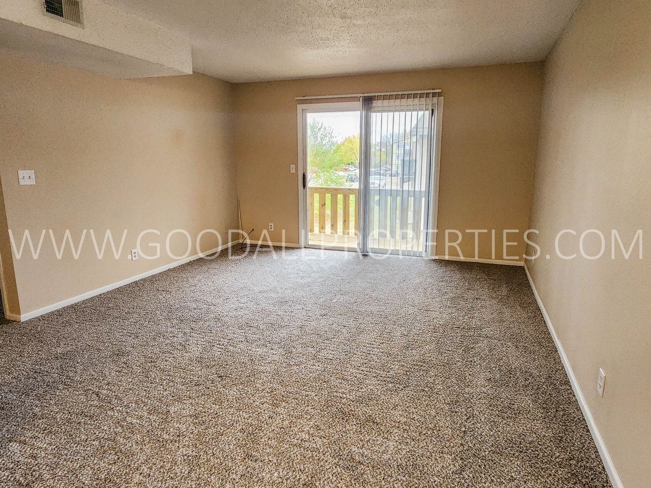 2075 Nw Hickory Ln - Photo 2 of 9