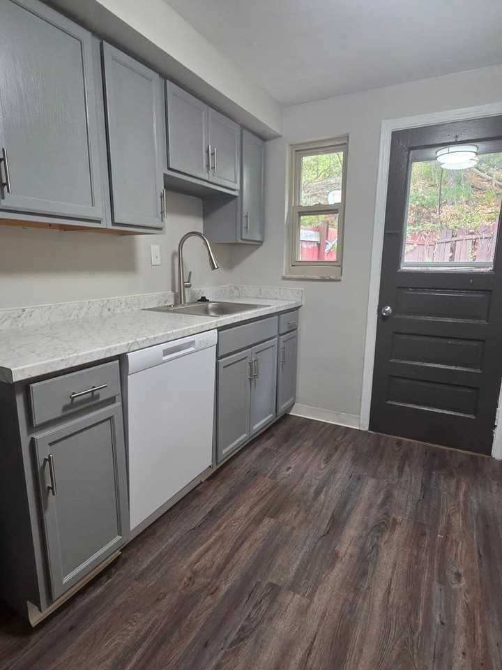 930 Sleepy Hollow Rd - Photo 2 of 11