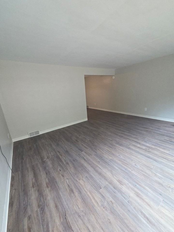 930 Sleepy Hollow Rd - Photo 3 of 11