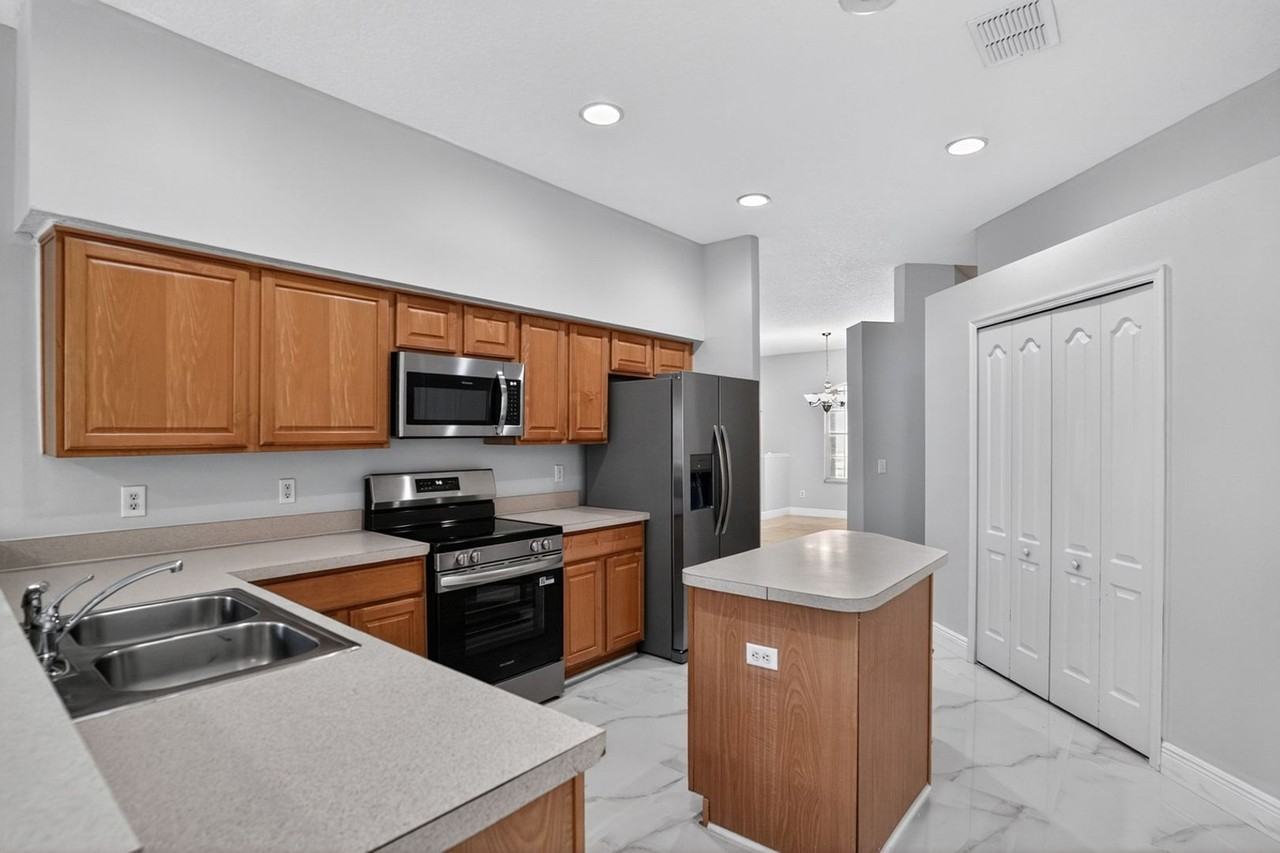 10181 Marsh Pine Cir - Photo 2 of 19