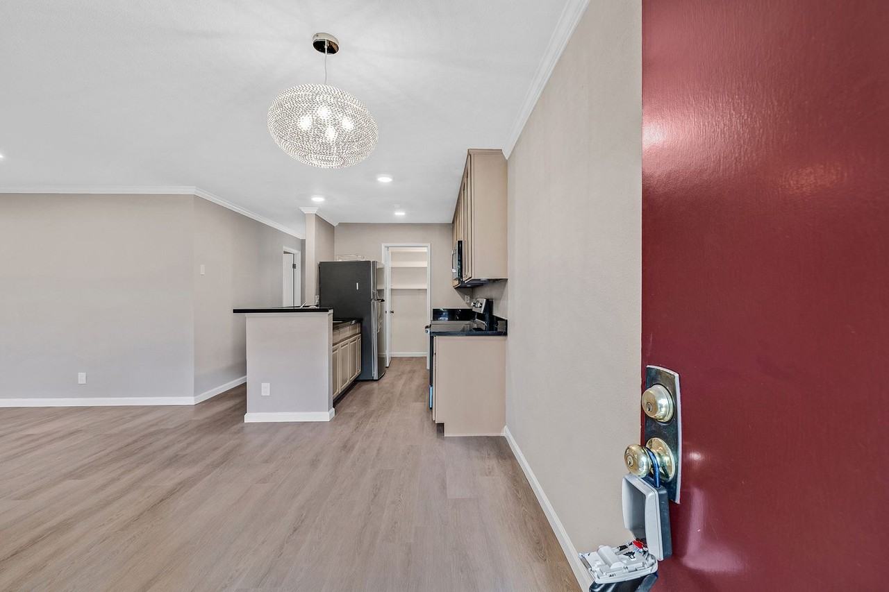 209 Boardwalk Ave #A - Photo 3 of 30