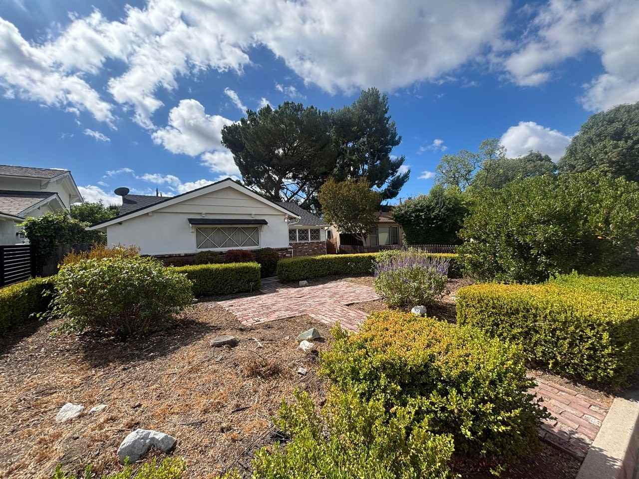 22532 Berdon St - Photo 2 of 13