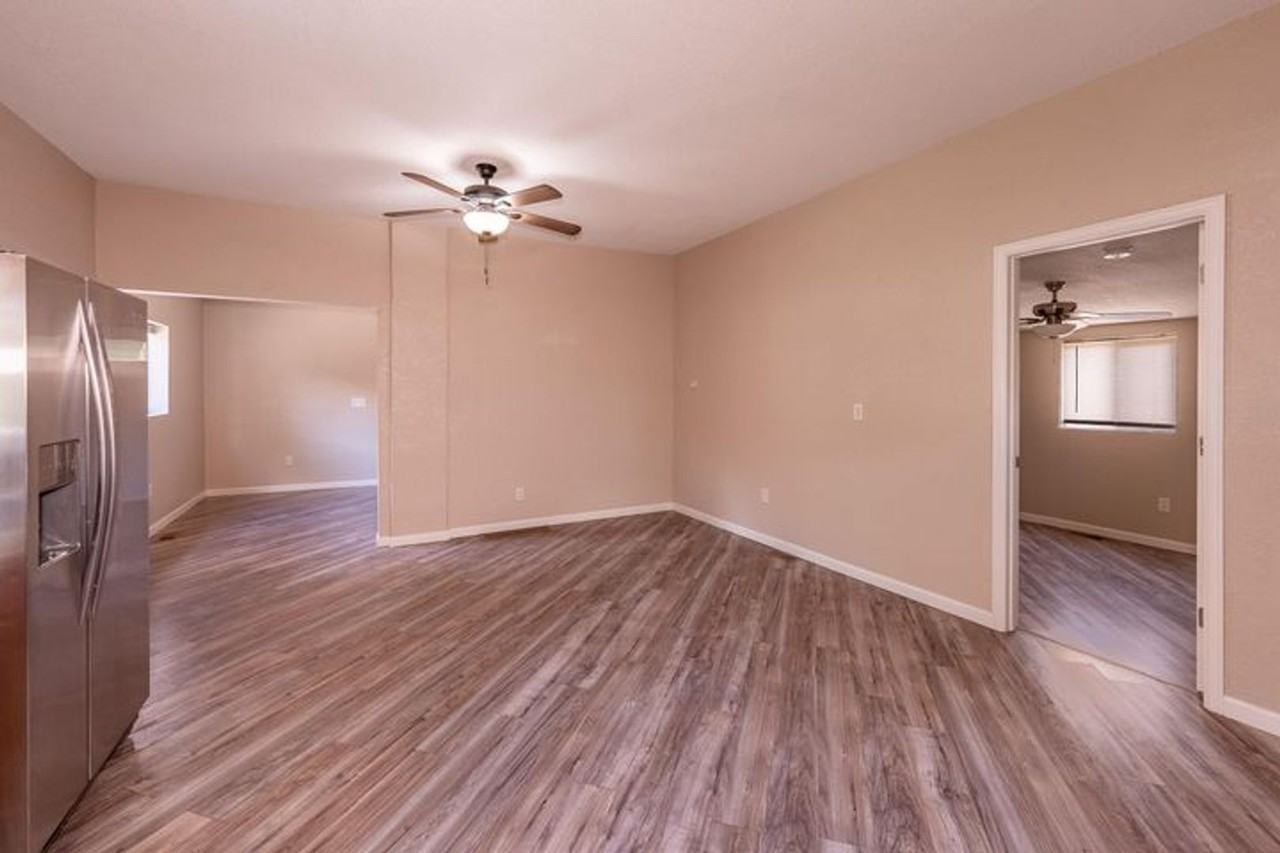 400 College St - Photo 2 of 11