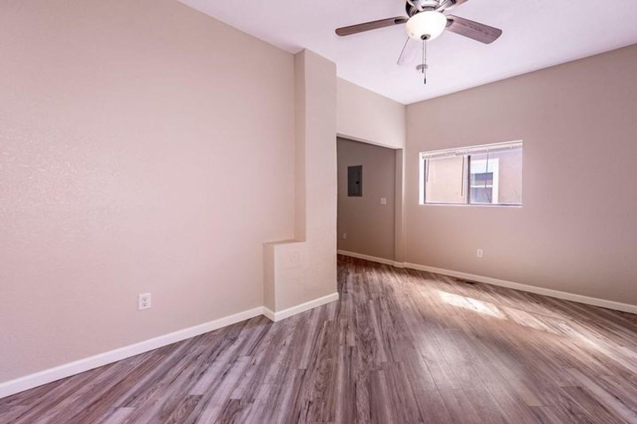 400 College St - Photo 4 of 11