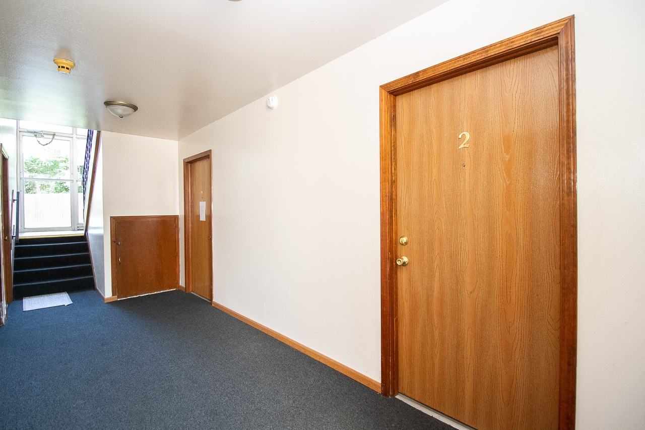 1110 Lewis St #2 - Photo 3 of 23
