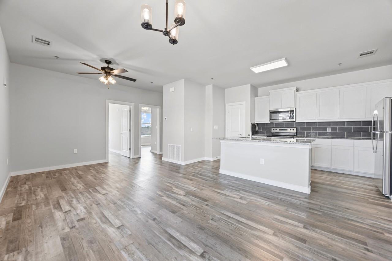 201 E 5th St - Photo 4 of 10