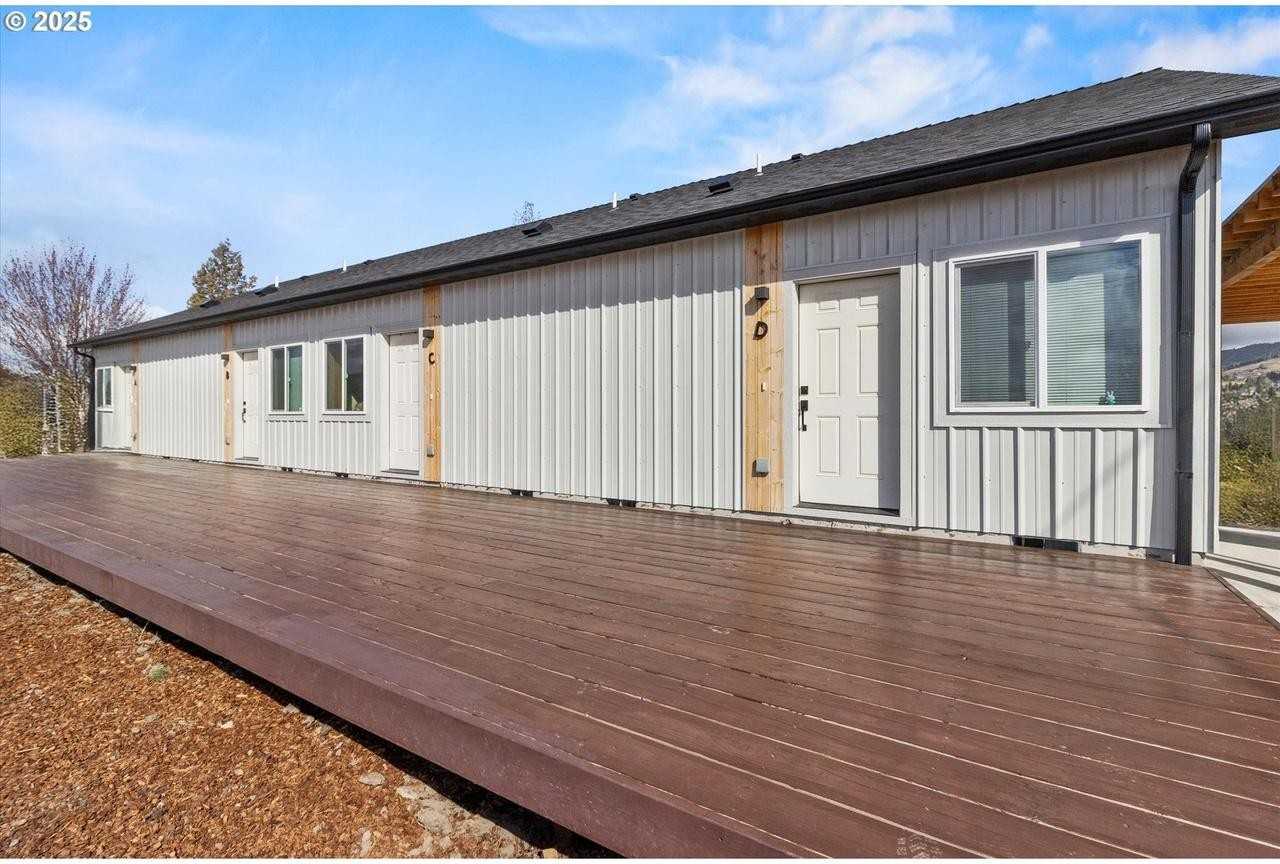 1209 Carlyle St - Photo 3 of 10