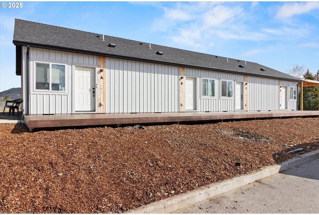 1209 Carlyle St - Photo 4 of 10