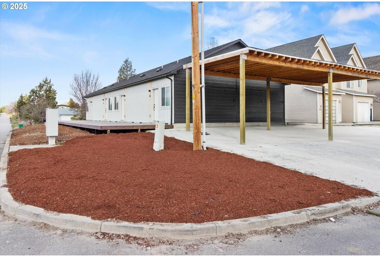 1209 Carlyle St - Photo 5 of 10