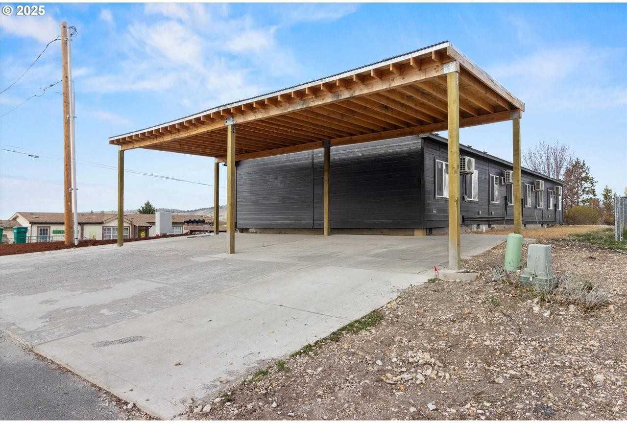 1209 Carlyle St - Photo 6 of 10