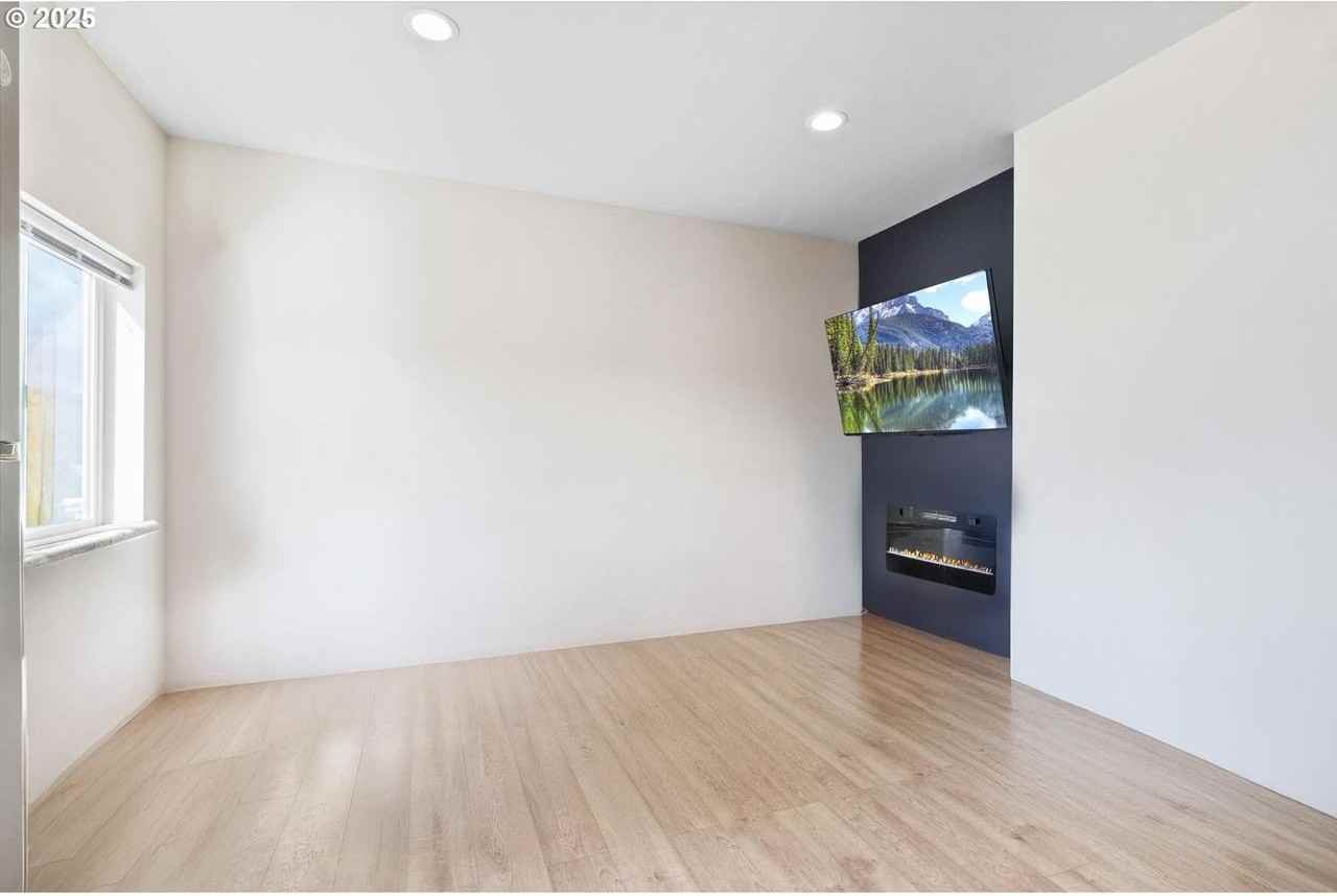 1209 Carlyle St - Photo 7 of 10