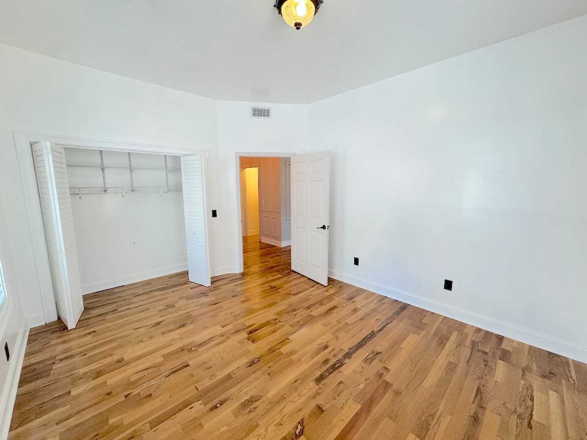 521 West 37th Street - Photo 6 of 11