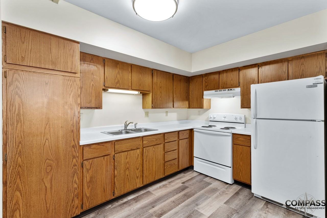 610 Gray St Apartments - Photo 4 of 41