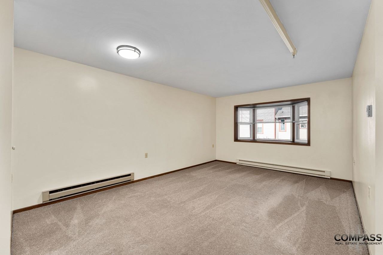 610 Gray St Apartments - Photo 6 of 41