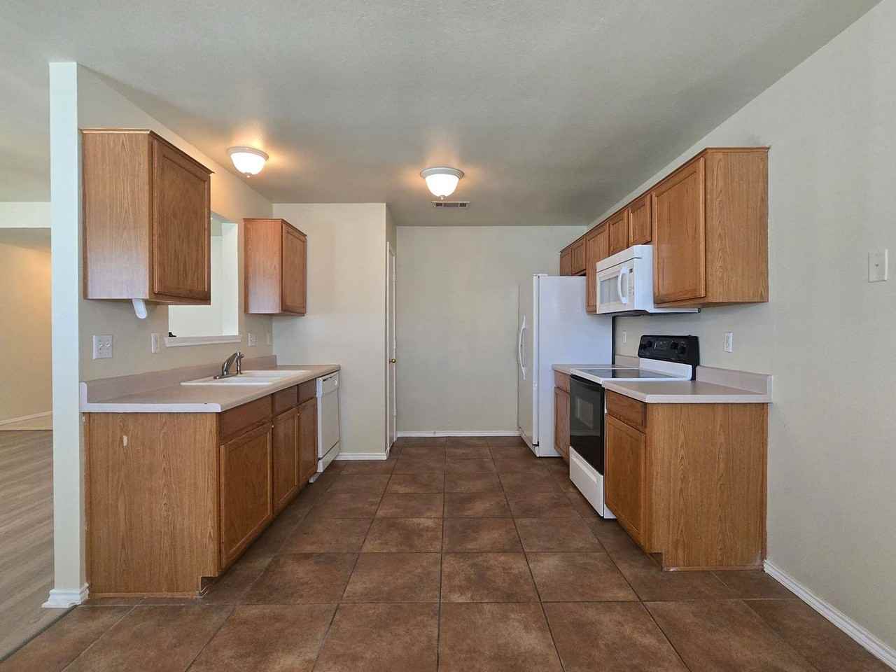 3505 Westview Dr - Photo 2 of 19