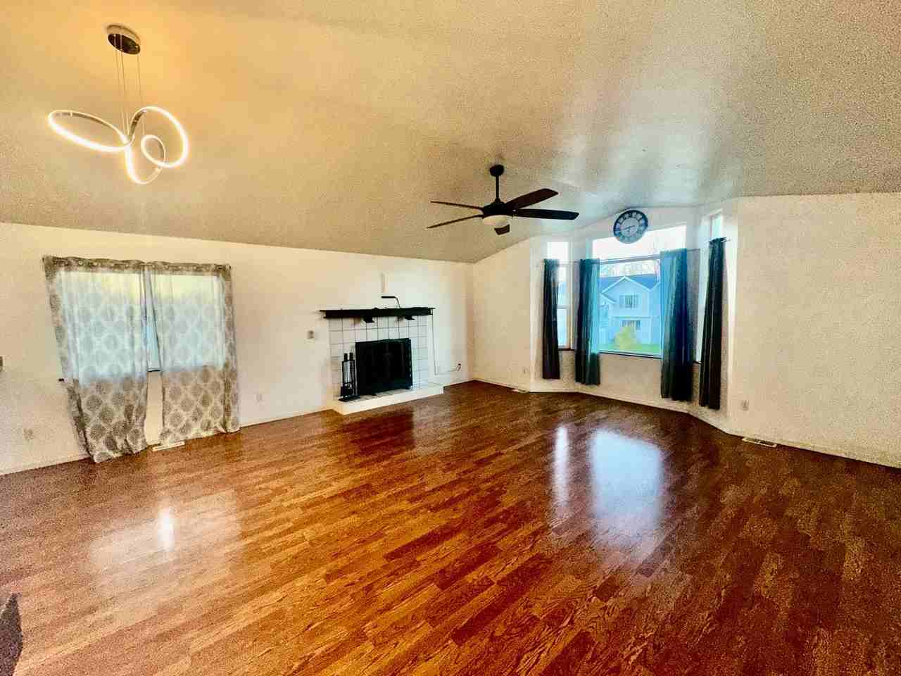 1220 Woodstock Dr - Photo 3 of 19