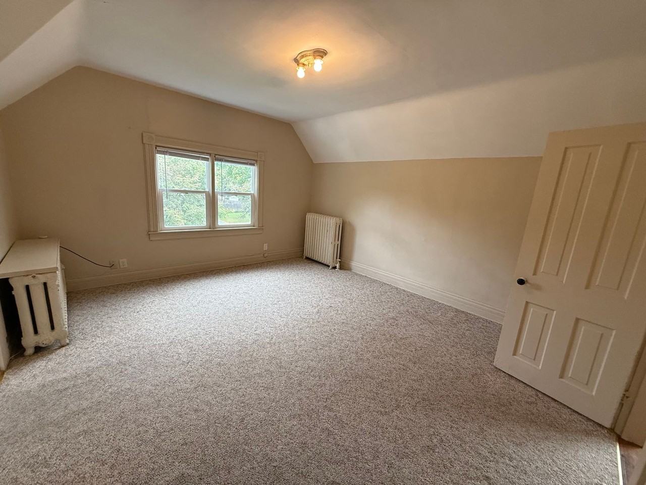 824 Center St W - Photo 2 of 11