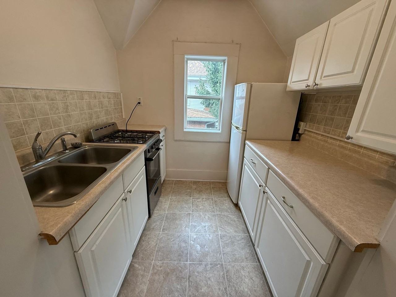 824 Center St W - Photo 4 of 11